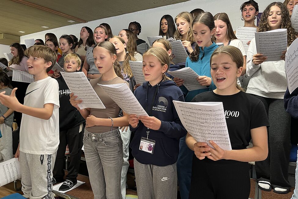 Kinder- und Jugendchor übt im Lager in Jaun FR