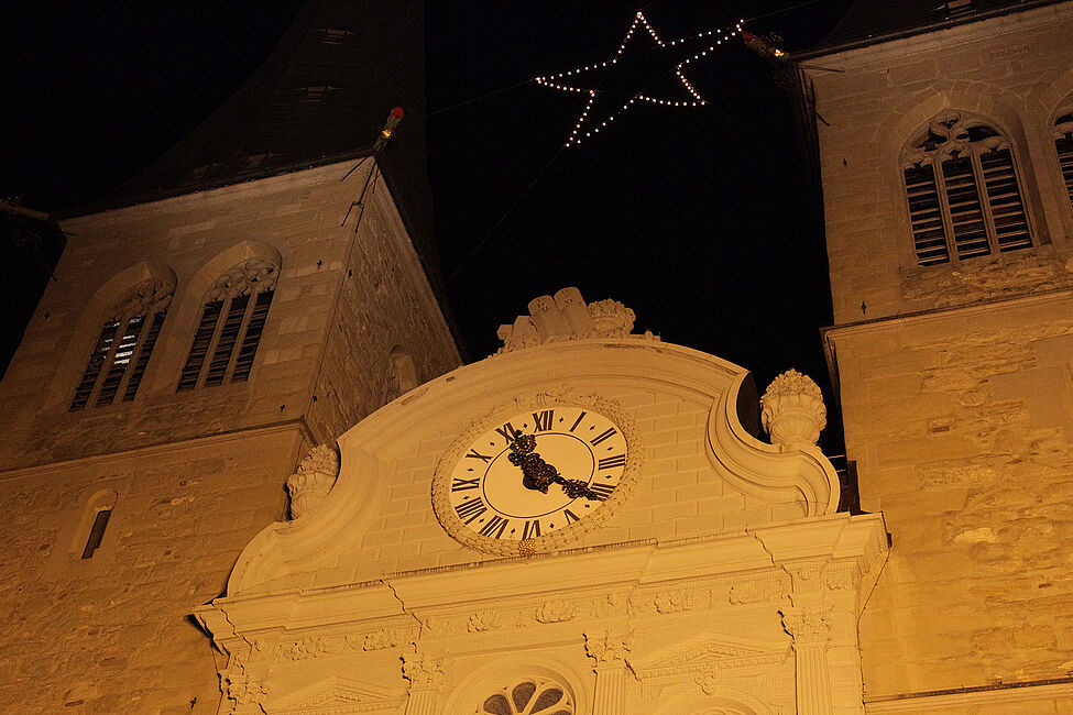 Weihnachtsstern zwischen den Türmen der Hofkirche