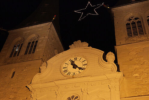 Weihnachtsstern zwischen den Türmen der Hofkirche